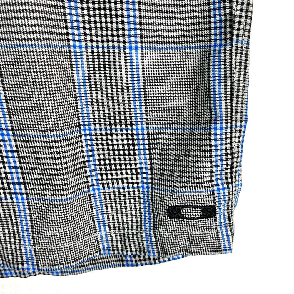 Oakley brand golf shorts in size 38 - Picture 2 of 5
